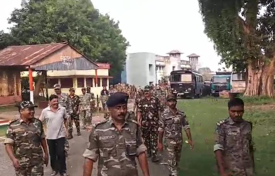 दुर्गा पूजा को लेकर चिरकुंडा पुलिस ने निकाला फ्लैग मार्च…