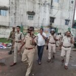 दुर्गा पूजा के अवसर पर पूजा को शांतिपूर्ण एवं आपसी सौहार्द के बीच संपन्न कराने के साथ ही सुरक्षात्मक दृष्टिकोण से सोमवार को SSP हृदीप पी जनार्दनन ने शहर के विभिन्न पूजा पंडालो का निरीक्षण किया।