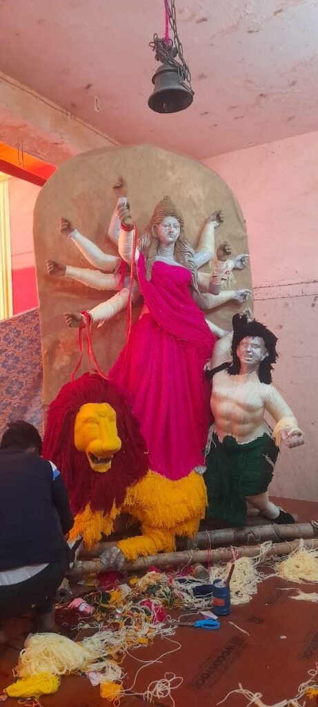 DURGAPUJA SPL:मनईटांड़ टेंपल रोड श्री श्री कला संगम दुर्गा पूजा कमेटी ने 100 किलो ऊन से बनाई मां दुर्गा की ख़ास प्रतिमा..