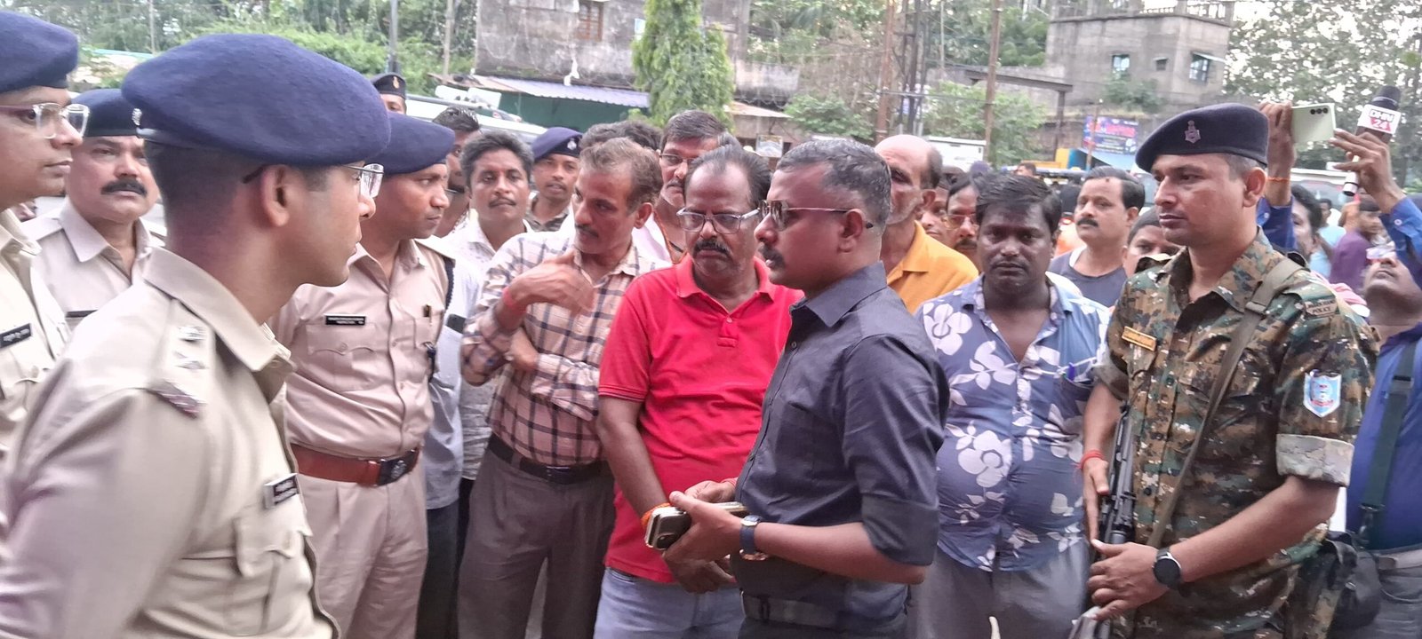 धनबाद SSP ने किया झरिया शहर मे PUJA पंडालों का निरीक्षण, दिया पूजा समिति सदस्यों को कई दिशा निर्देश