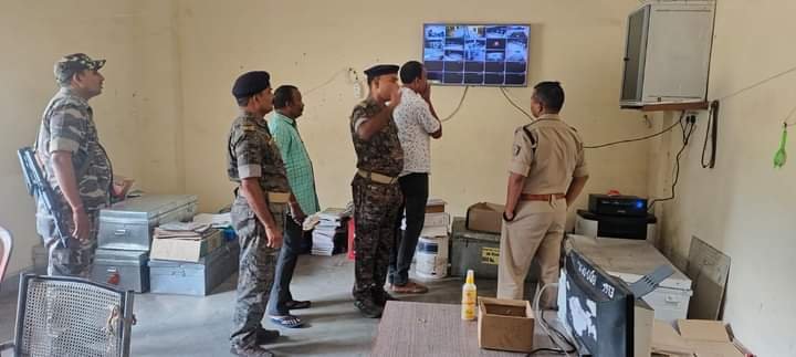 झारखंड विधानसभा चुनाव को लेकर पुलिस अधीक्षक विधि व्यवस्था एवं मोड  ईवीएम वेयरहाउस का निरीक्षण किया…
