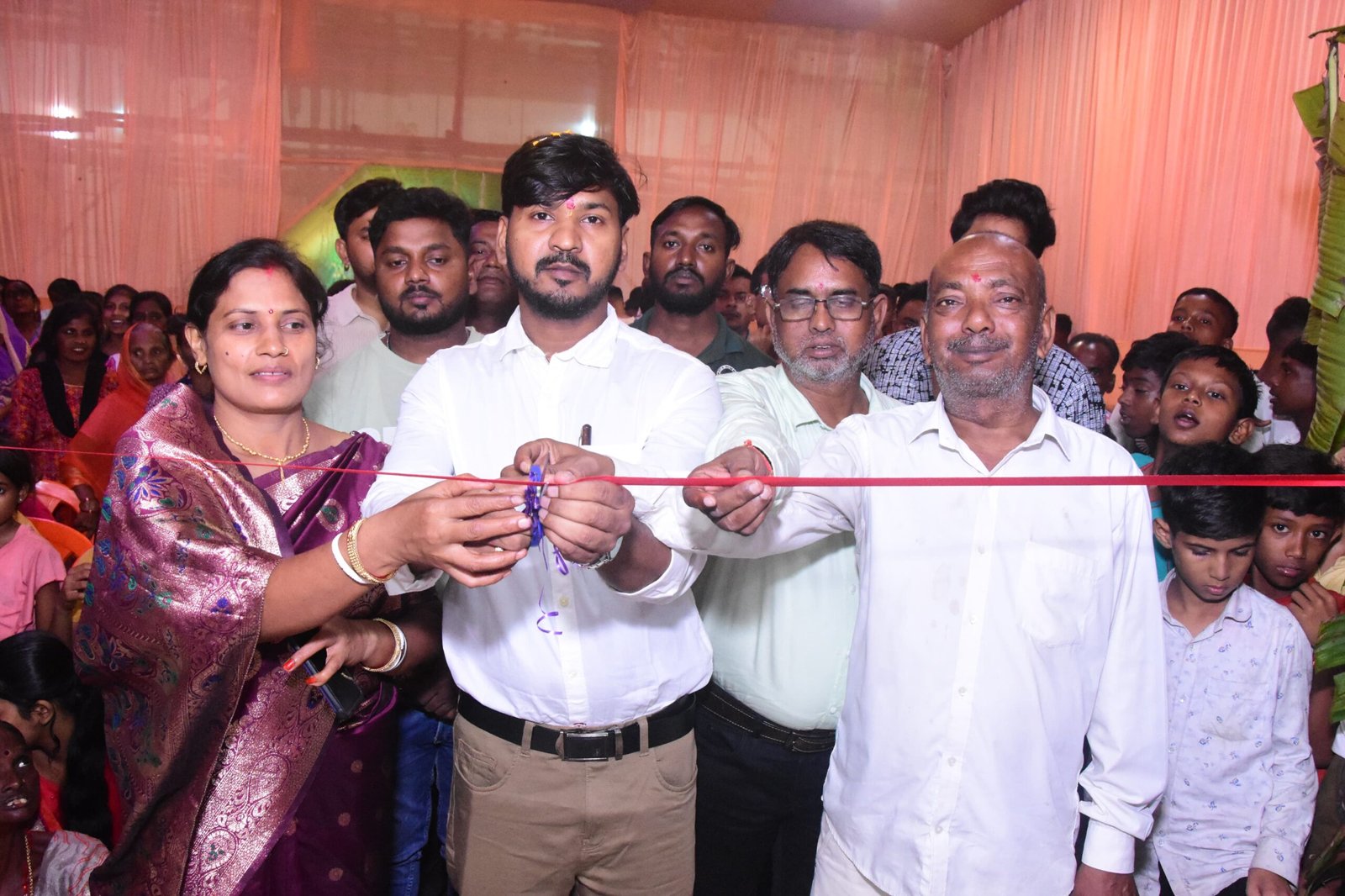 रंगारंग कार्यक्रम के बिच तृणमूल पार्षद ने किया पूजा पंडाल का उद्घाटन…