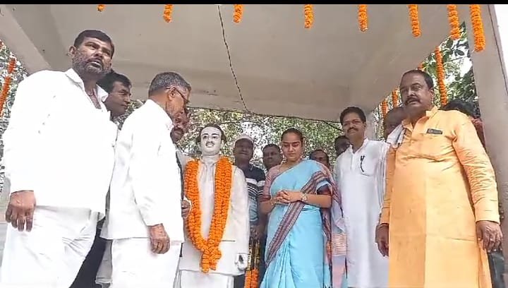 22वीं पुण्यतिथि पर याद किए गए मजदूर नेता नगीना पासवान..विधायक पूर्णिमा सिंह ने पुष्प अर्पित कर किया नमन..