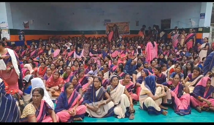 पूजा के बाद एक बार फिर से आंगनबाड़ी सहायिका एवं सेविकाएं गोलबंद, मांग रहीं राज्य कर्मचारी घोषित करने की मांग…
