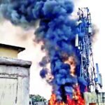 अपार्टमेंट की छत पर लगी आग…