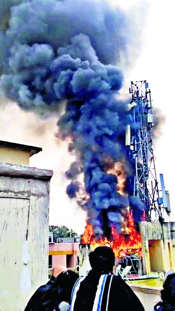 अपार्टमेंट की छत पर लगी आग…