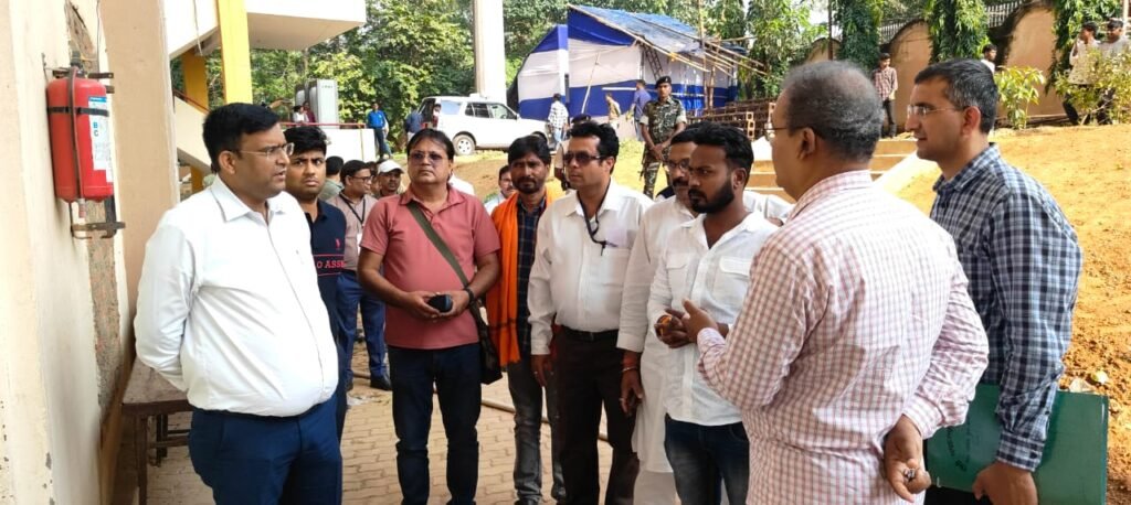 राजनीतिक दलों के प्रतिनिधि के समक्ष स्ट्रांग रूम खोला गया…