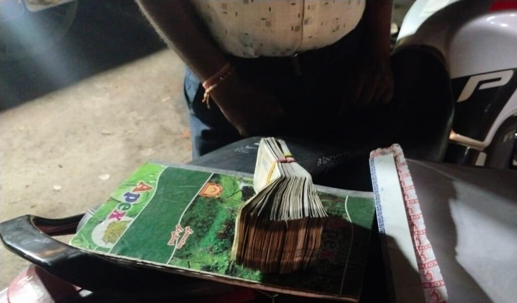 बाइक से 1.05 लाख रुपए बरामद…