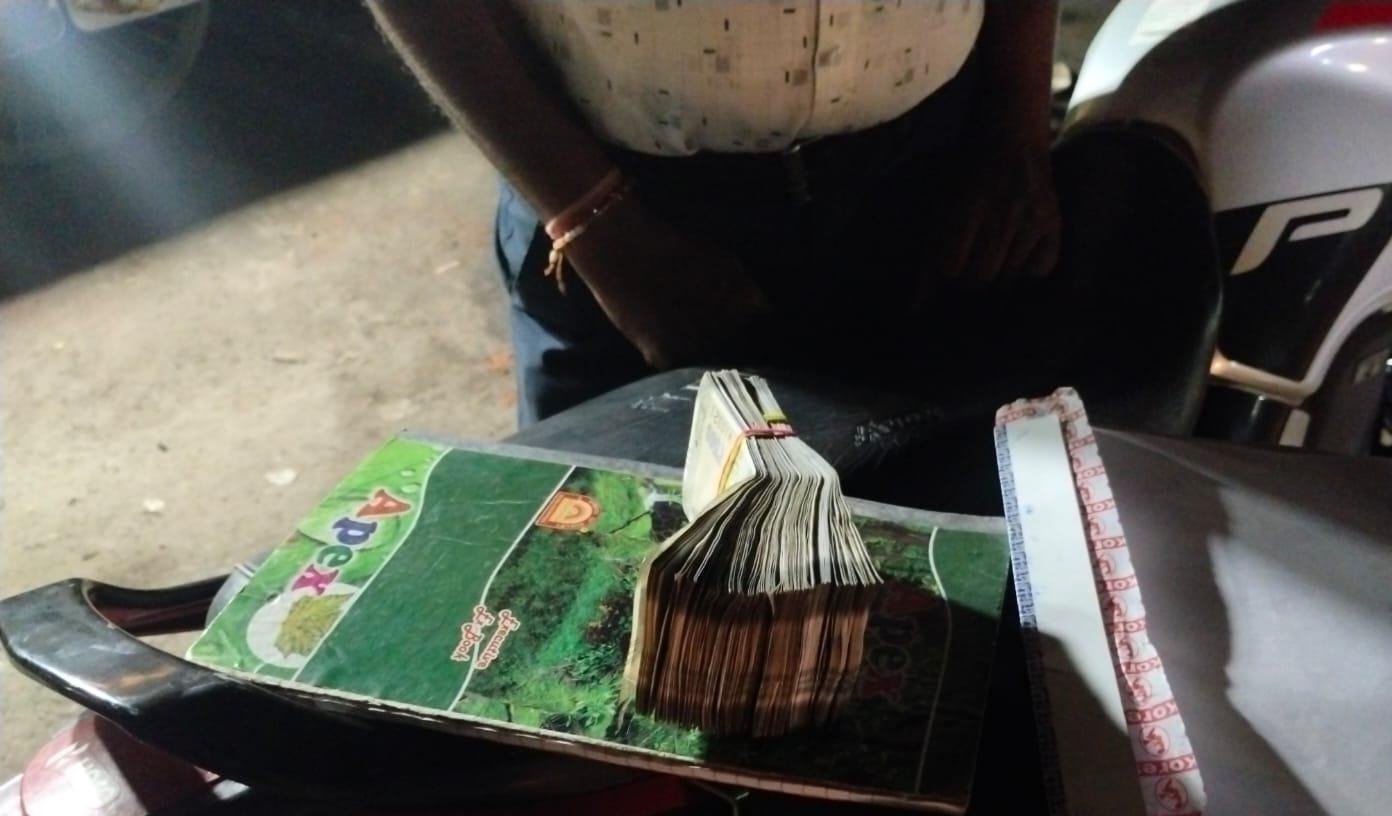 बाइक से 1.05 लाख रुपए बरामद…