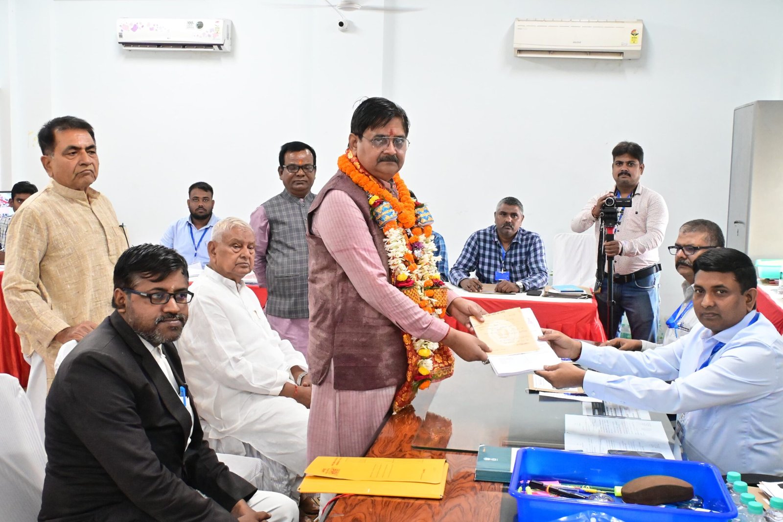 धनबाद विधानसभा से भाजपा प्रत्याशी राज सिन्हा ने नामांकन पत्र दाखिल किया…