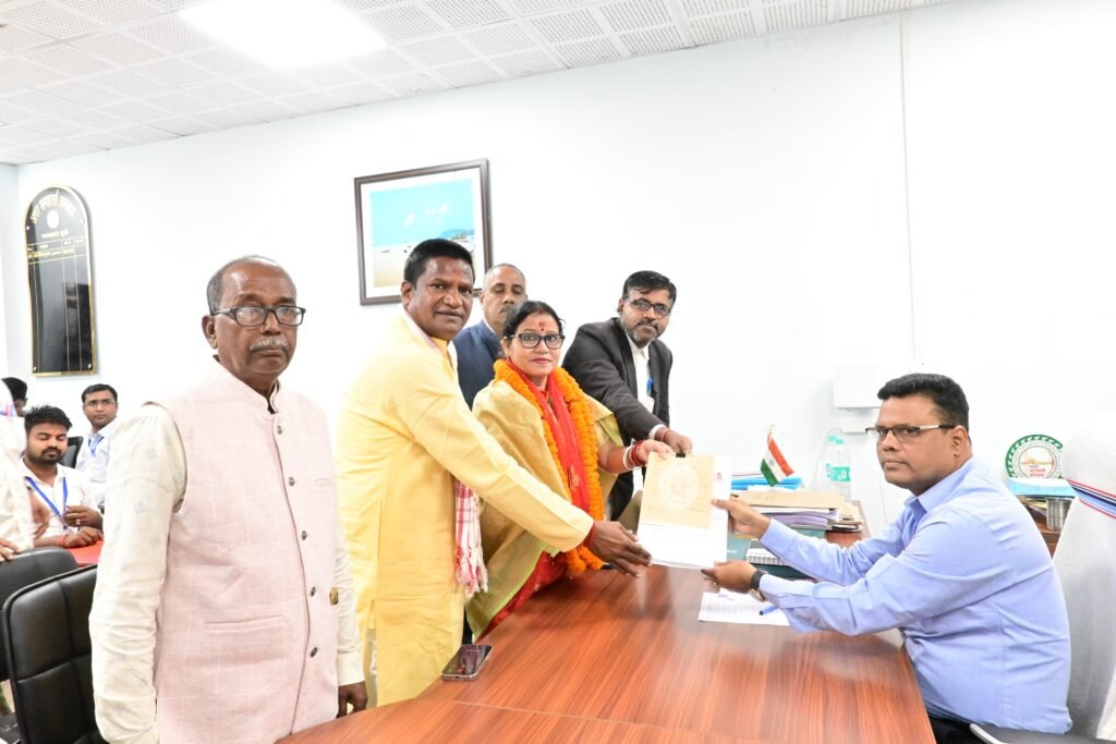 सिंदरी विधानसभा से BJP प्रत्याशी तारा देवी ने किया नामांकन…