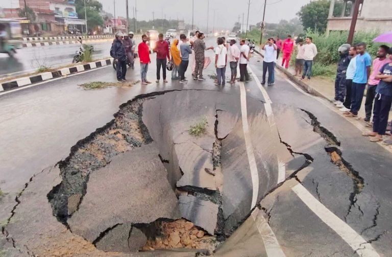 समंदर ही नहीं धनबाद की सड़कों पर भी ‘दाना’ का असर! उद्घाटन के 21 दिनों बाद ही धंस गयी करोड़ की आठ लेन सड़क…