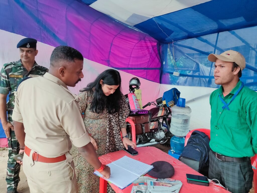 DC व SSP ने किया इंटर स्टेट चेक पोस्ट का निरीक्षण..वाहनों की सघन जांच करने का दिया निर्देश…