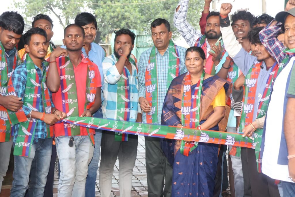 डॉ लंबोदर महतो पर आस्था व्यक्त करते हुए जेएमएम व जेएलकेएम के सैकड़ों युवाओं आजसू पार्टी का दामन थामा