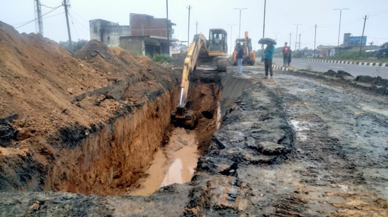 आठ लेन सड़क धंसने के मामले में निर्माण एजेंसी व पेयजलापूर्ति विभाग एक दूसरे पर लगा रहे आरोप…