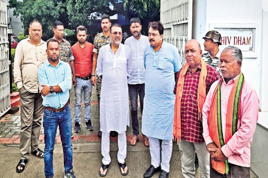 CM हेमंत सोरेन के प्रस्तावक मंडल मुर्मू ने निशिकांत दुबे से की मुलाकात..रांची से वापस लौटते समय पुलिस ने रोका…