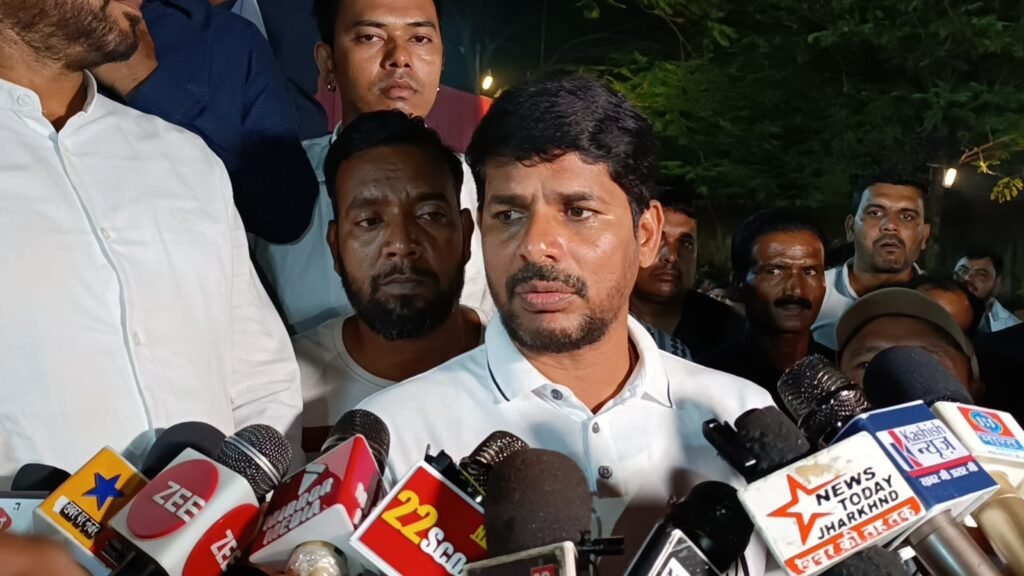 लालबाबू सिंह ने कहा,पार्टी का सच्चा सिपाही हूं.. निर्दलीय चुनाव नहीं लड़ूंगा ..मैं धनबाद विस से बीजेपी पार्टी का प्रबल दावेदार था..लेकिन पार्टी नेतृत्व के समझाने पर मान गया..पार्टी ने मेरे लिए इससे बड़ा कुछ सोच रखा है…