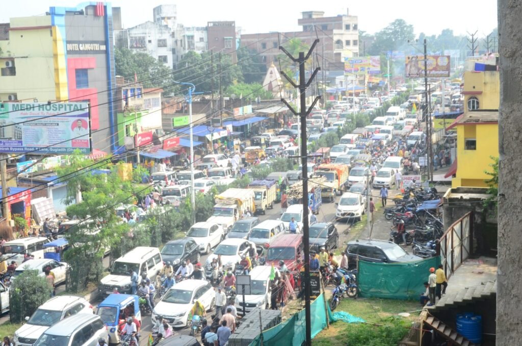 ट्रैफिक पुलिस व स्थानीय थाना की पुलिस के लाख मशक्कत के बाद जाम से परेशान रहा शहर…