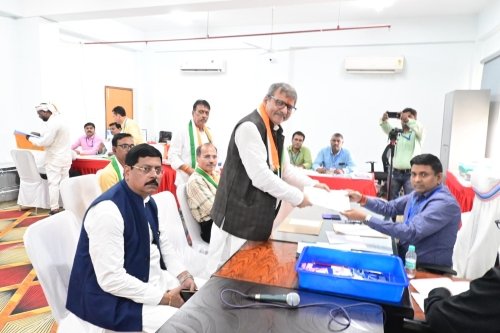 कांग्रेस प्रत्याशी अजय दुबे ने किया नामांकन…