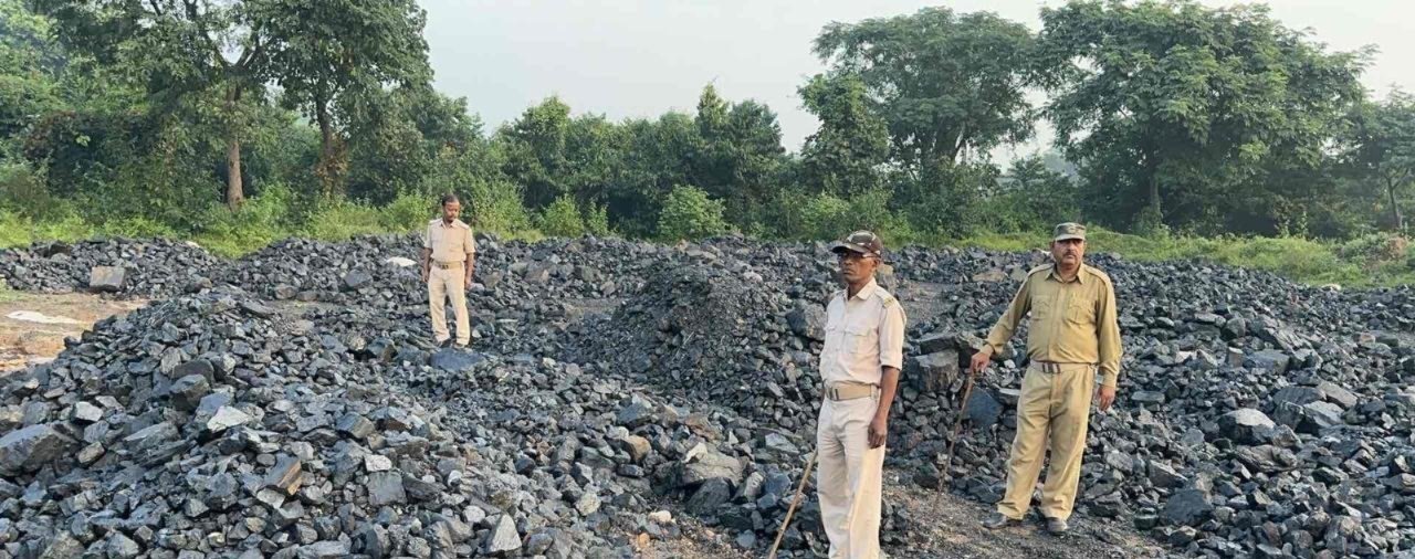 सीईओ का छापा..100 टन अवैध कोयला जब्त