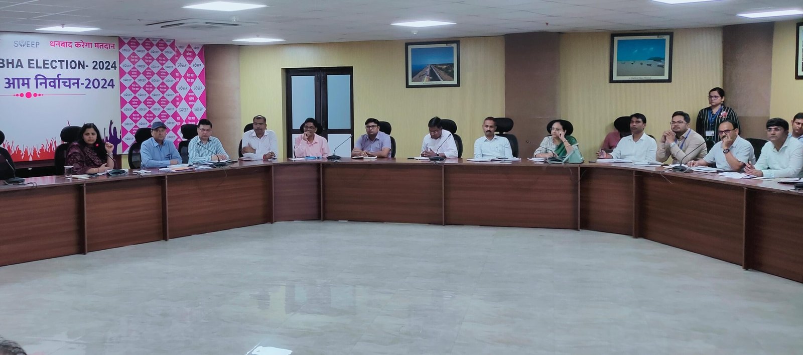 जिला निर्वाचन पदाधिकारी सह उपायुक्त ने की मतदान केंद्र स्तर पर एएमएफ की उपलब्धता की समीक्षा बैठक