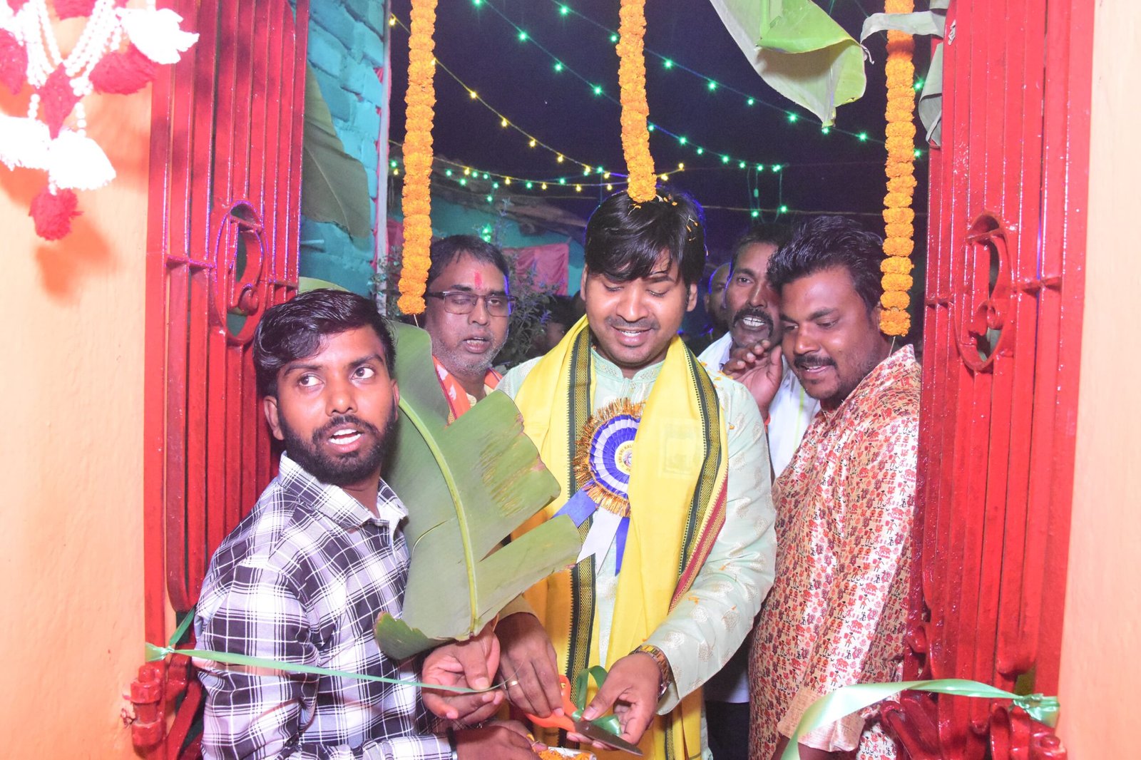 तृणमल पार्षद ने किया कई पूजा पंडालों का उदघाटन…