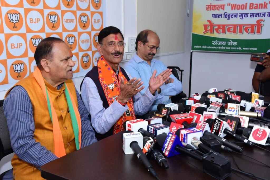 मुख्य सचिव के रिटायर होने के बाद रक्षा राज्य मंत्री ने उठाए सवाल…