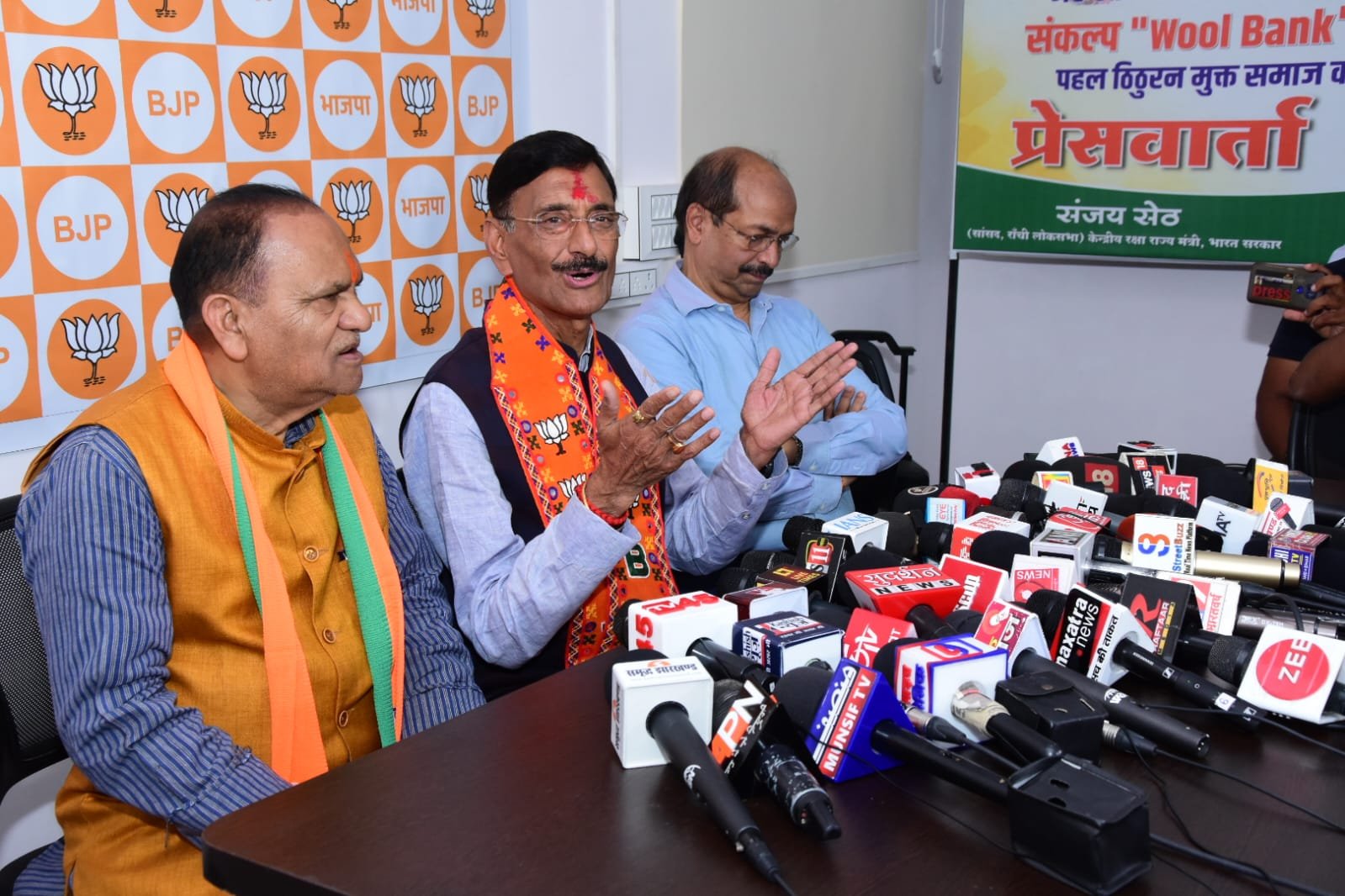 मुख्य सचिव के रिटायर होने के बाद रक्षा राज्य मंत्री ने उठाए सवाल…