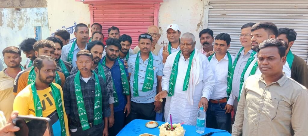 सिंगदाहा पाथलचपरा के दर्जनों युवाओं ने झामुमो का दामन थामा…