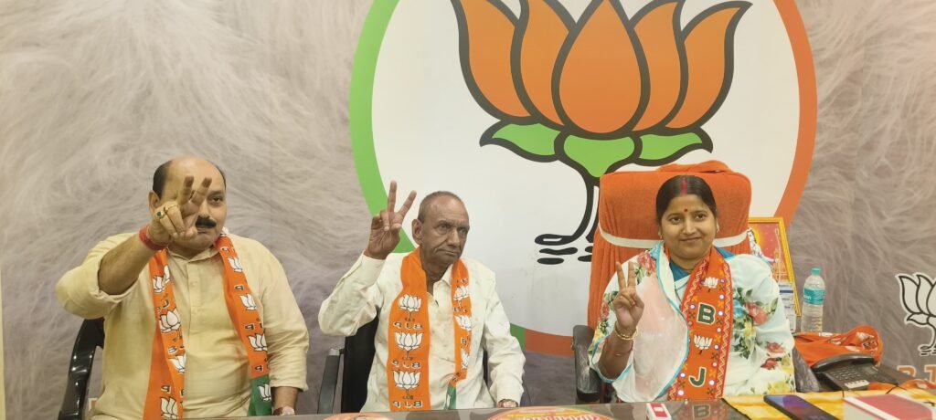 कांग्रेस को लगा झटका वरिष्ठ नेता महेश त्यागी ने थामा भाजपा का दामन..BJP प्रत्याशी  रागिनी सिंह को दिया अपना समर्थन और आशीर्वाद….