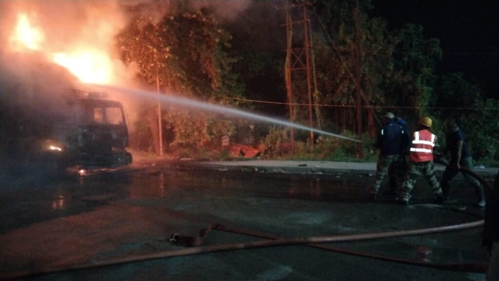 मैथन टोल प्लाजा के समीप खड़ी ट्रक में लगी आग, मची अफरा तफरी…