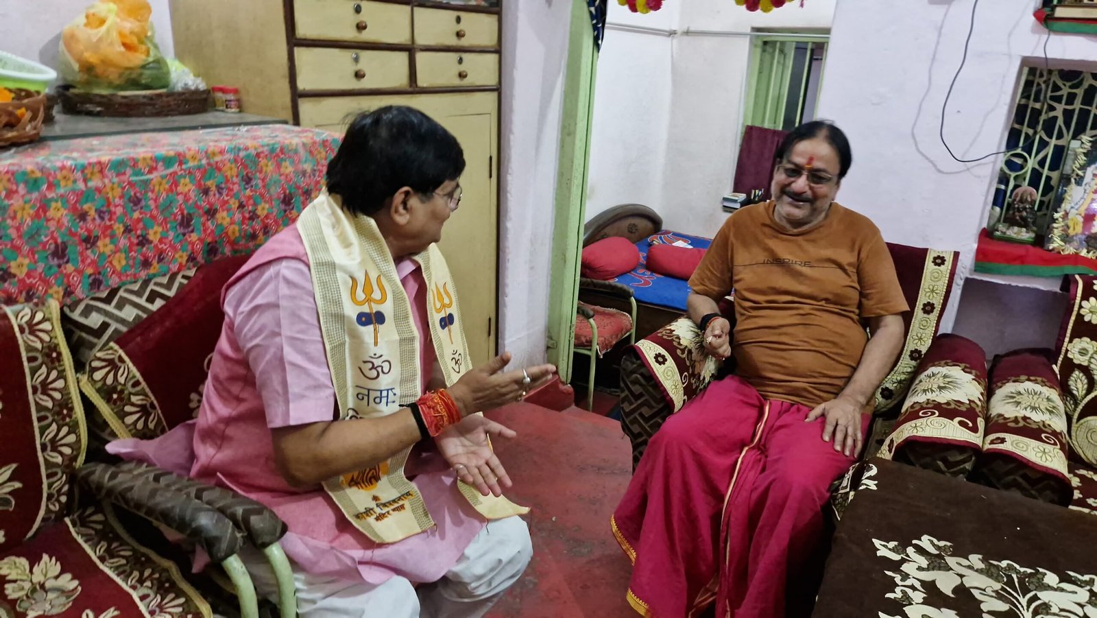 कांग्रेस प्रत्याशी के घर पहुंचे राज सिन्हा, लिया जीत का आशीर्वाद…