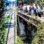 रेलवे ट्रैक पर गिरी स्कूटी, चालक बाल बाल बचा…