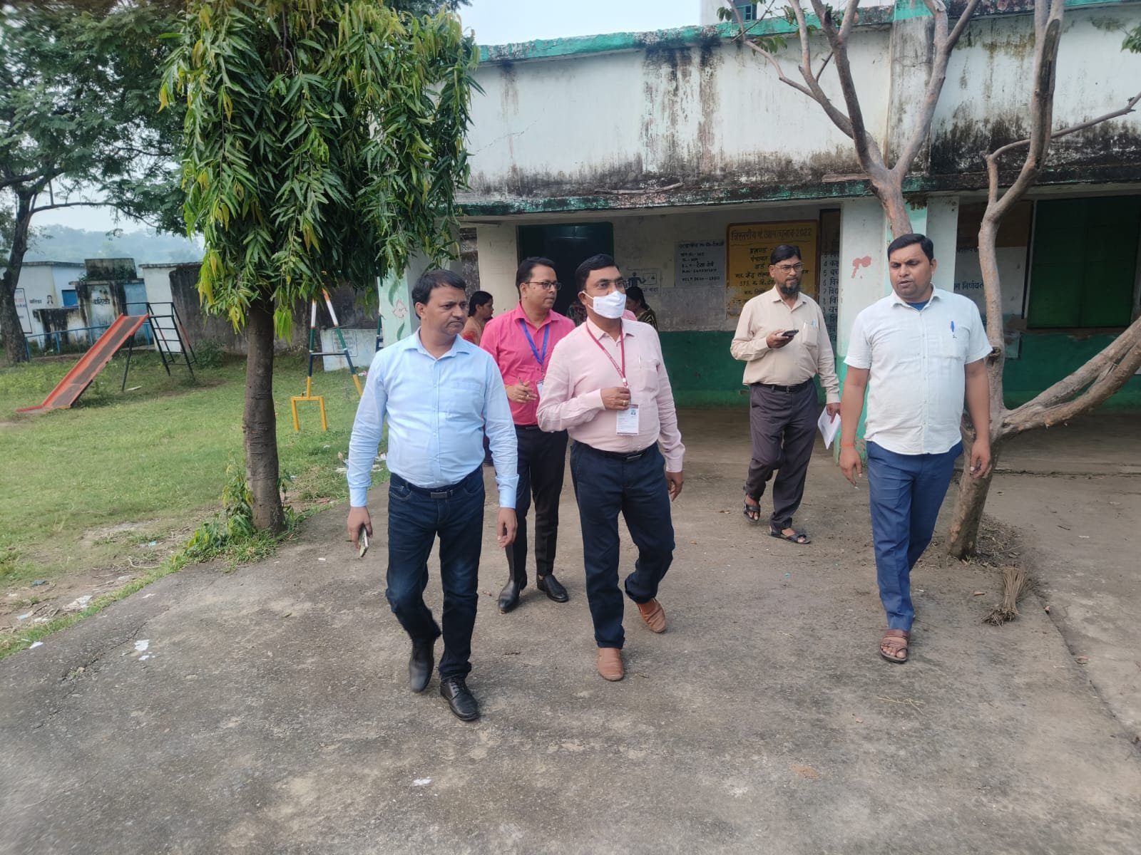 सामान्य प्रेक्षक ने किया गोविंदपुर प्रखंड में अवस्थित विभिन्न मतदान केन्द्रों का दौरा…