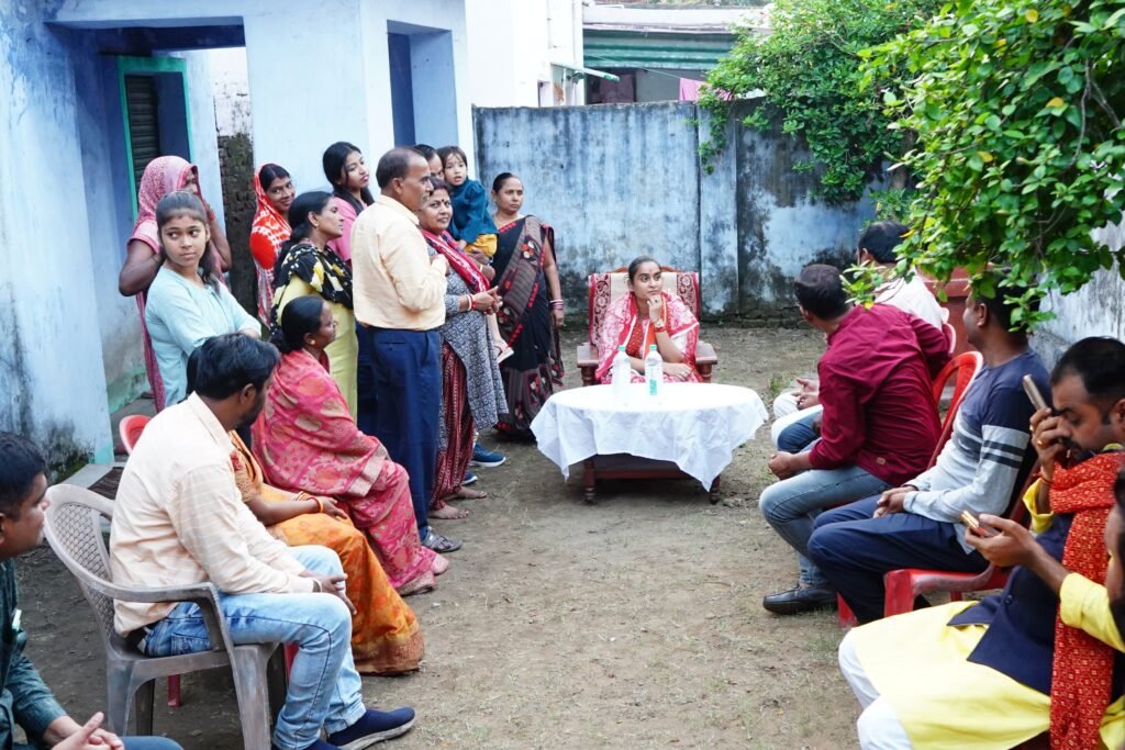 कांग्रेस प्रत्याशी पुर्णिमा नीरज सिंह जनसंपर्क अभियान के तहत राज्य सरकार द्वारा चलाए गए  योजनाओं की जानकारी क्षेत्र की महिलाओं से लेते हुए कांग्रेस के पक्ष में मतदान करने के लिए किया अपील…