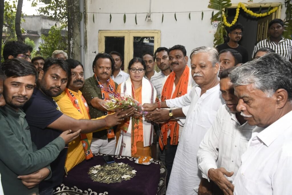 विश्वकर्मा समाज द्वारा आयोजित सम्मान समारोह कार्यक्रम में सिंदरी भाजपा प्रत्याशी शामिल हुई, समाज के लोगों ने अंग वस्त्र भेंट कर दिया जीत का आशीर्वाद…