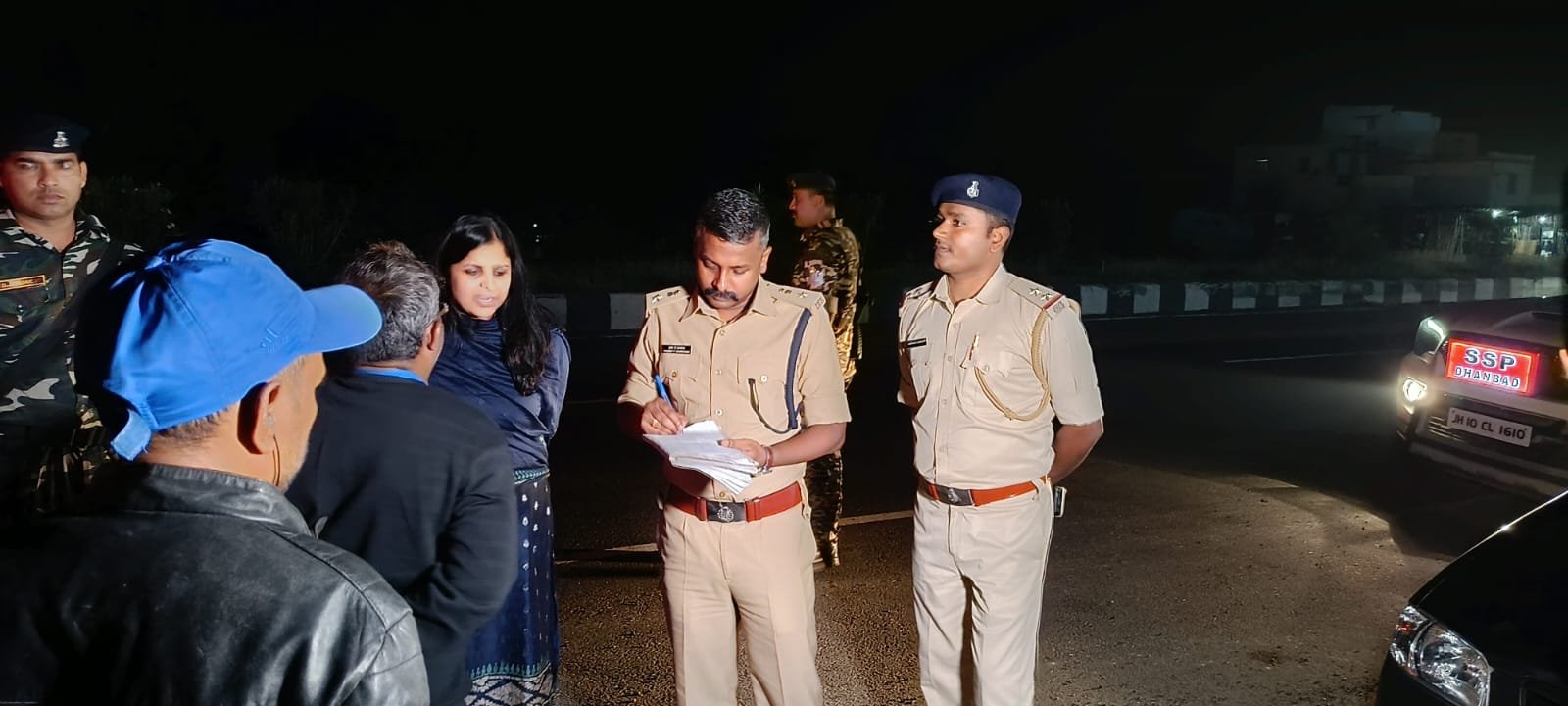 DC व SSP ने किया हरिहरपुर थाना क्षेत्र अंतर्गत जीटी रोड पर स्थापित अमलखोरी चेक पोस्ट का औचक निरीक्षण…