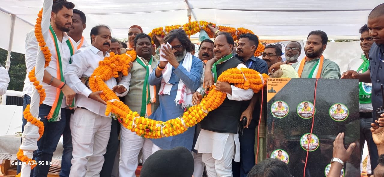 मुख्यमंत्री हेमंत सोरेन पहुंचे महुआडांड़, गठबंधन प्रत्याशी रामचंद्र सिंह के समर्थन में मांगा वोट…