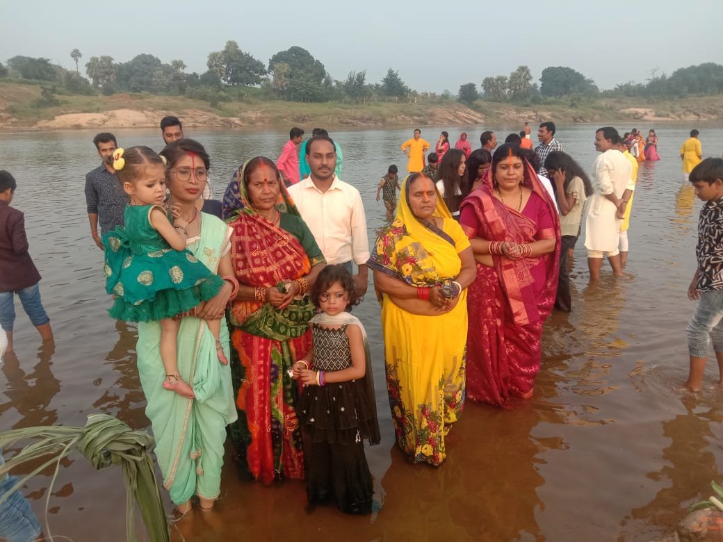 अस्ताचलगामी सूर्य को अर्घ्य देने के साथ संपूर्ण वैभव पर पहुंचा छठ पर्व…