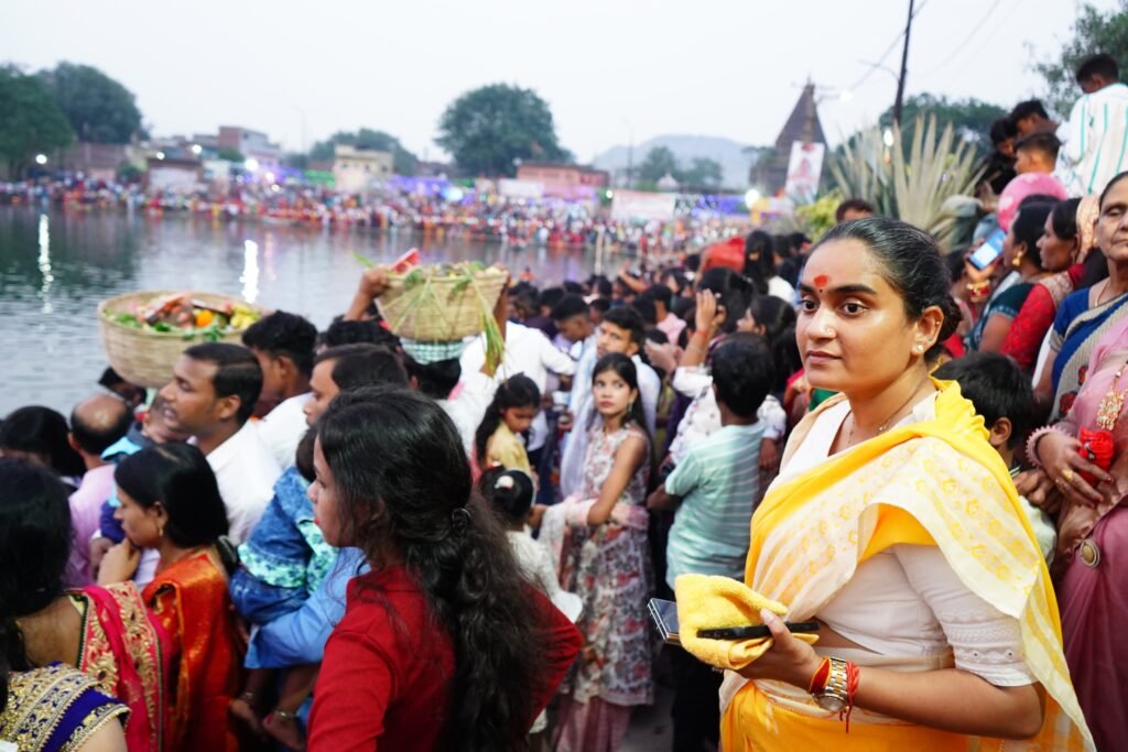 कांग्रेस प्रत्याशी पूर्णिमा नीरज सिंह ने पहले अर्घ्य के दिन छठ वर्तियों से मिलने के साथ साथ छठ घाटों का किया निरीक्षण….