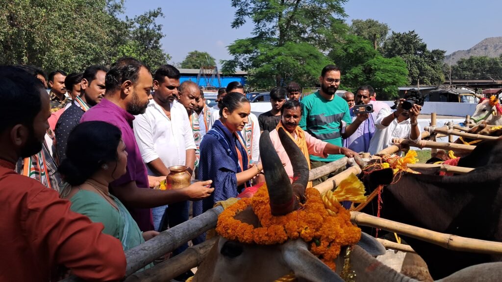 महागठबंधन समर्थित कांग्रेस प्रत्याशी पूर्णिमा नीरज सिंह  गोपाष्टमी पर्व के मौके पर पहुंची गोशाला, गौ पूजन कर लिया आशीर्वाद…