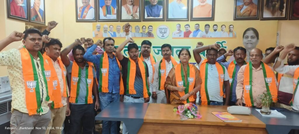 झामुमो व मासस छोड़ दर्जनों मजदूरों ने थामा बीजेपी का दामन,विधायक अपर्णा सेनगुप्ता ने सभी का किया स्वागत….