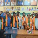 झामुमो व मासस छोड़ दर्जनों मजदूरों ने थामा बीजेपी का दामन,विधायक अपर्णा सेनगुप्ता ने सभी का किया स्वागत….