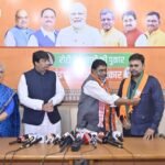 भाजपा प्रदेश कार्यालय में मिलन समारोह में पार्टी में समर्थकों के साथ शामिल हुए कांग्रेस नेता आदित्य विक्रम जायसवाल….
