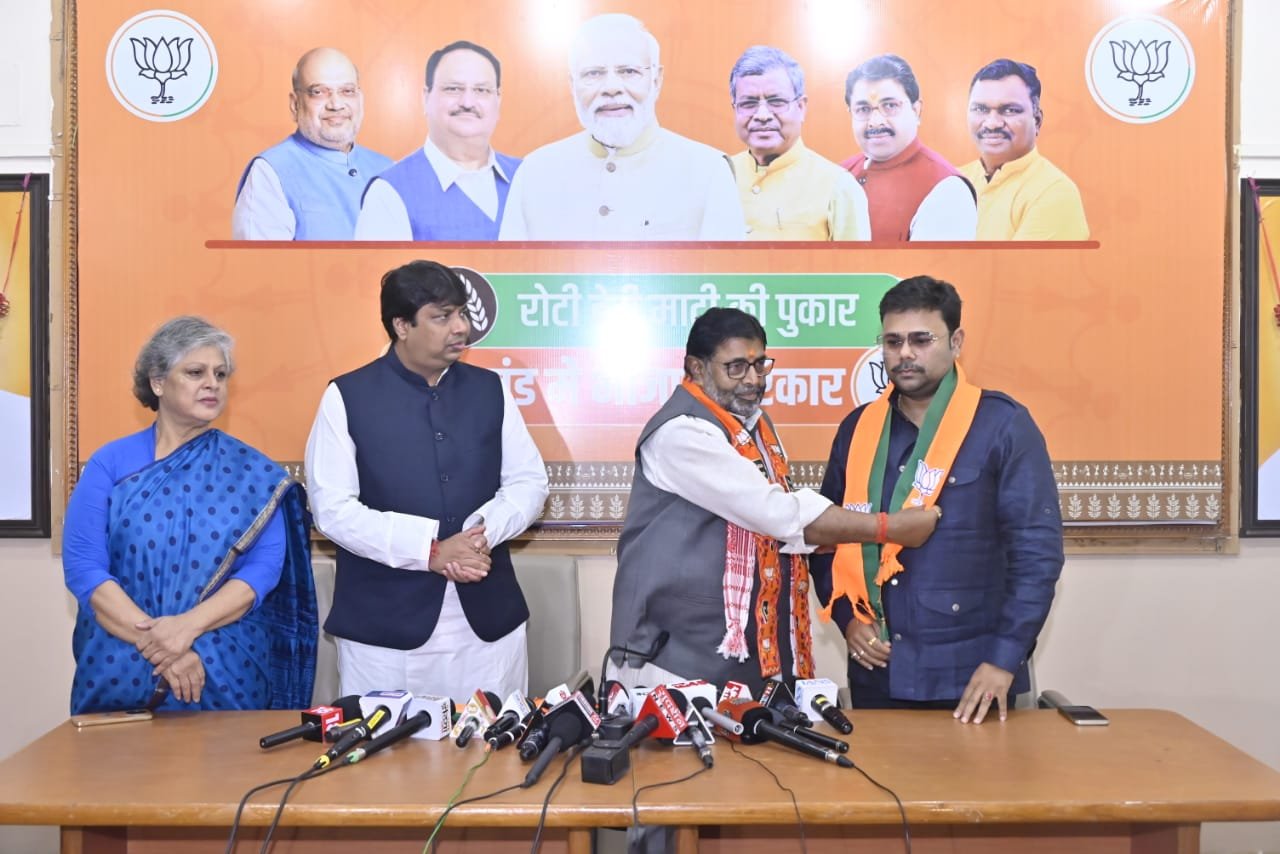 भाजपा प्रदेश कार्यालय में मिलन समारोह में पार्टी में समर्थकों के साथ शामिल हुए कांग्रेस नेता आदित्य विक्रम जायसवाल….