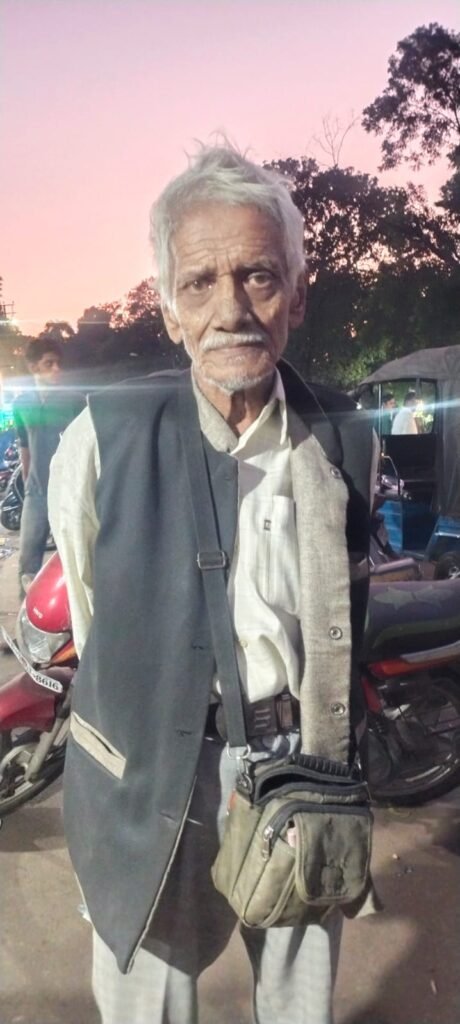 सफ़ेद चूल चेहरे पर झुर्रियाँ लड़खड़ाती आवाज 75 की उम्र मे किसी सुपर मैन से कम नही बंगाल के ये बुजुर्ग चाचा…टोटो चलाकर अपने परिवार का भरण पोषण करने का कर रहे काम…