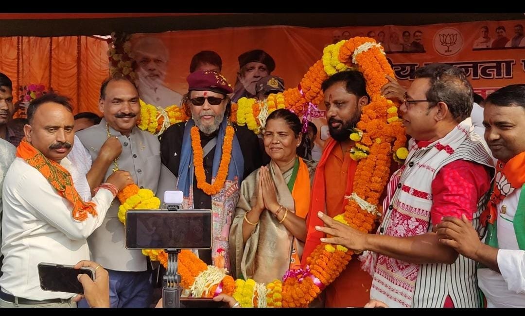 कालियासोल इंटर कॉलेज मैदान में पूर्व राज्यसभा सांसद फिल्म स्टार  मिथुन चक्रवर्ती का जनसभा, भाजपा प्रत्याशी अपर्णा सेनगुप्ता के लिए मांगे वोट….