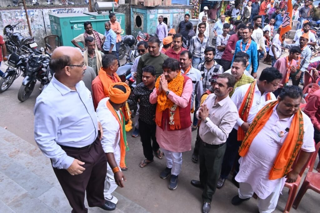 राज सिन्हा ने गुरु ग्रंथ साहिब के समक्ष माथा टेक सबके कल्याण की मंगल कामना..घर-घर जाकर जनसंपर्क कर अपने पक्ष में विजय बनाने का अपील की…