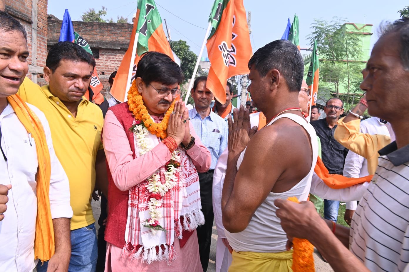 भारतीय जनता पार्टी प्रत्याशी  राज सिन्हा  CMPF कॉलोनी में घर-घर जाकर जनसंपर्क अभियान चलाकर अपने पक्ष में  वोट देकर विजय बनाने की अपील…