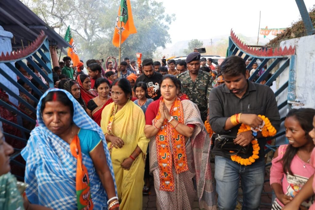 भाजपा प्रत्याशी रागिनी सिंह ने घर घर जाकर लोगों से मिलकर भाजपा के पक्ष मे मतदान करने के लिए किया अपील…